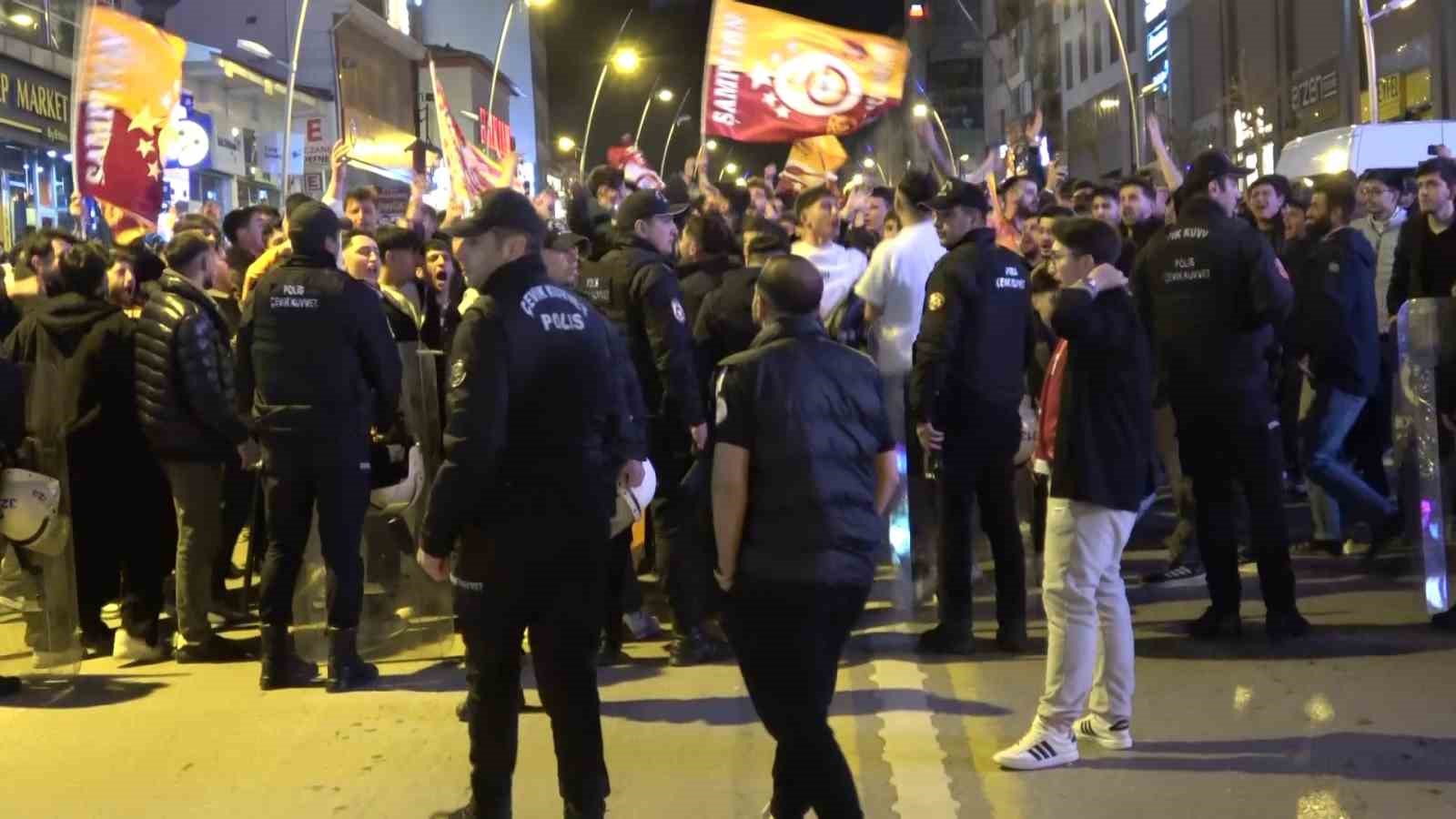 Erzurum&rsquo;da Galatasaray taraftarının derbi galibiyeti coşkusu
