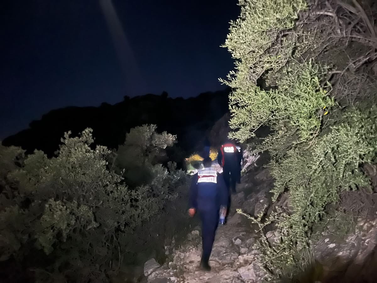 İzmir&rsquo;de dağlık alanda mahsur kalan &ccedil;ocuklar kurtarıldı
