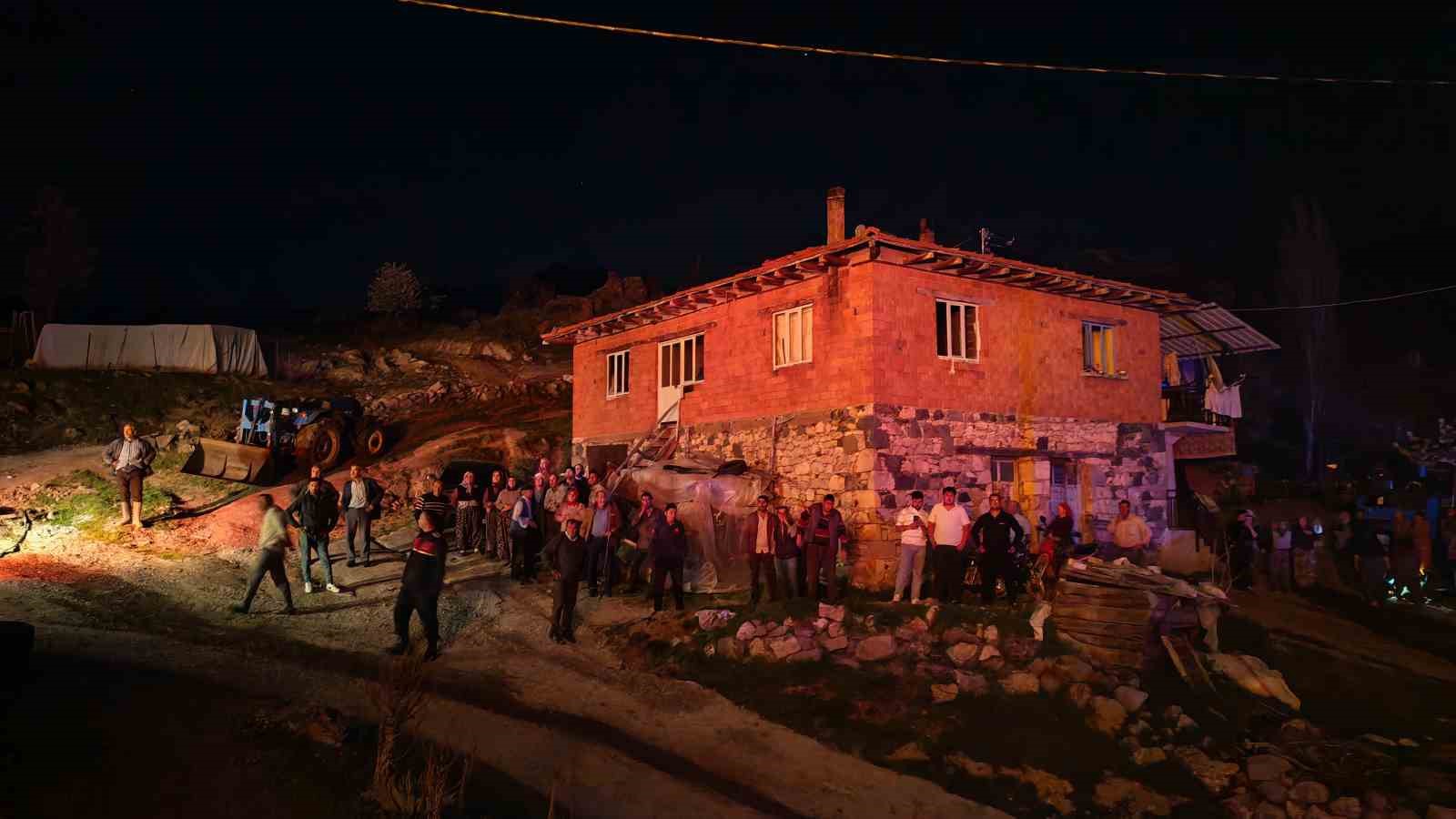 Demirci&rsquo;de korkutan ev yangını
