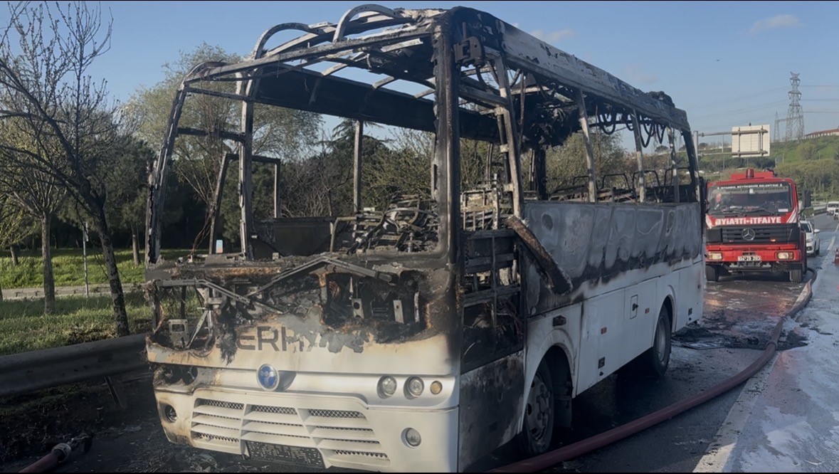 Bayrampaşa&rsquo;da minib&uuml;s alevlere teslim oldu
