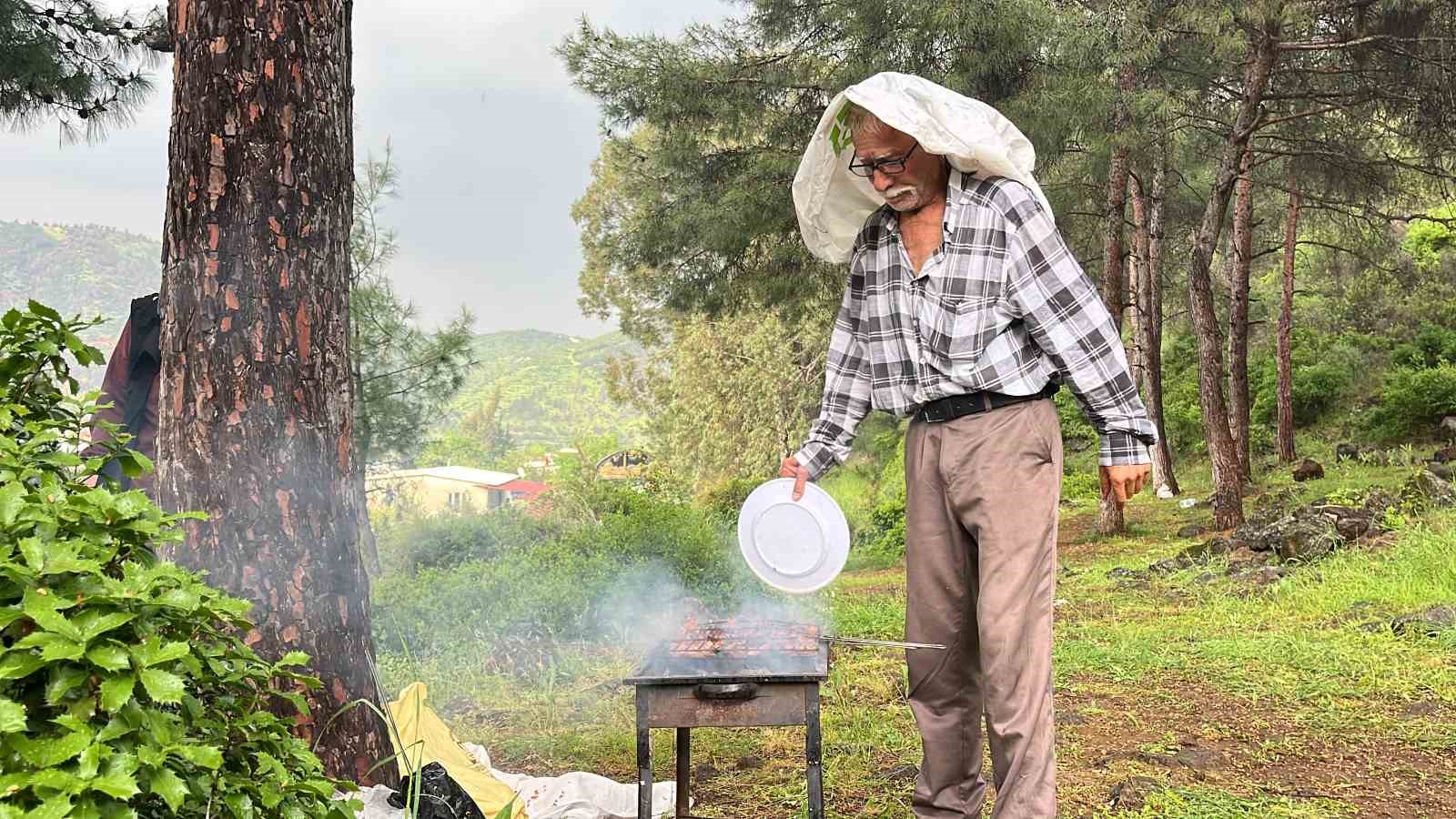 Erik b&uuml;y&uuml;kl&uuml;ğ&uuml;ndeki doluların isabet ettiği vatandaşlar panik yaşadı
