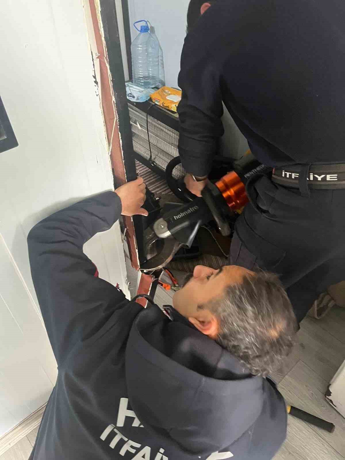 Antakya’da profil demirine sıkışan kuş kurtarıldı