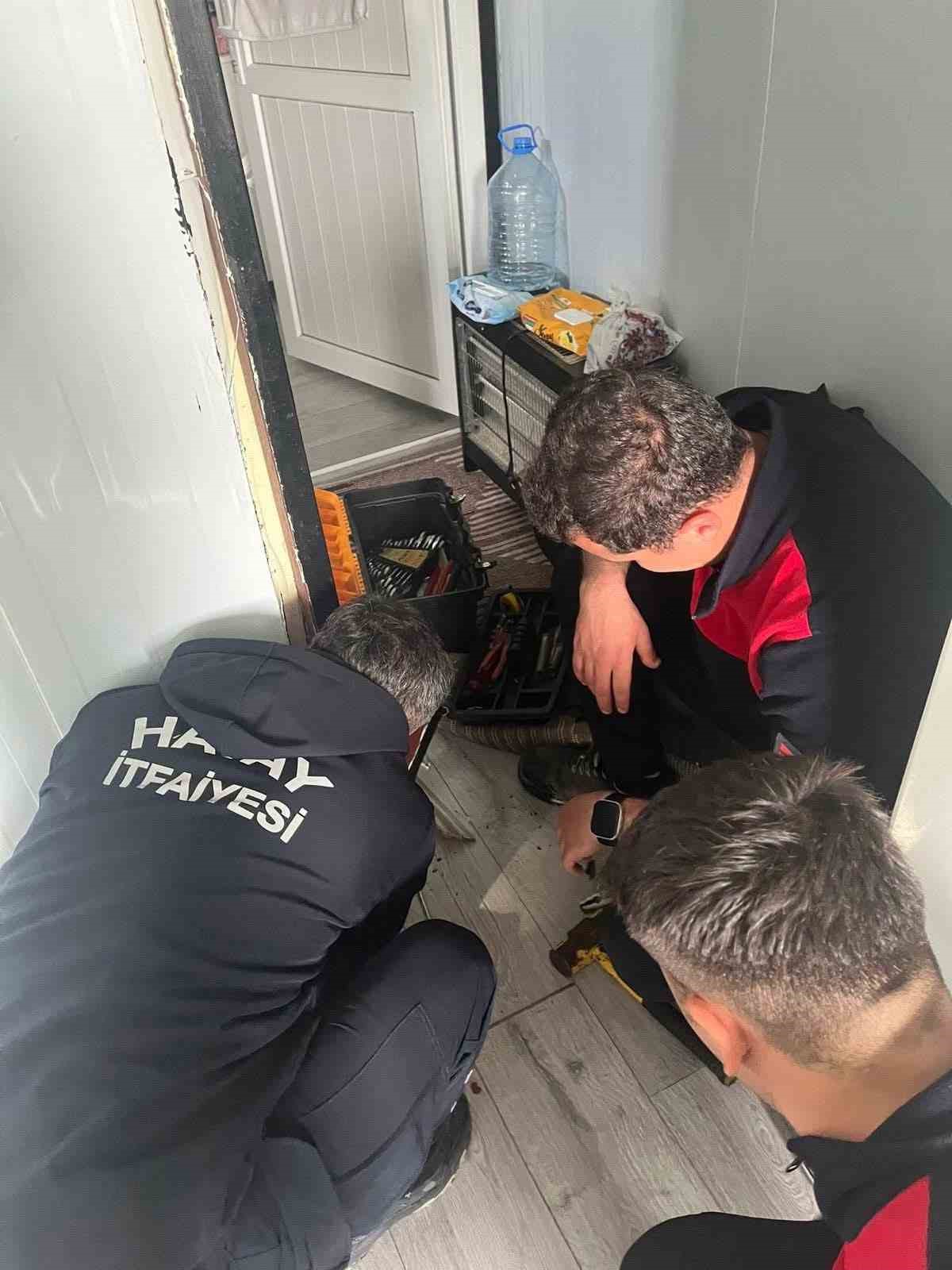 Antakya&rsquo;da profil demirine sıkışan kuş kurtarıldı
