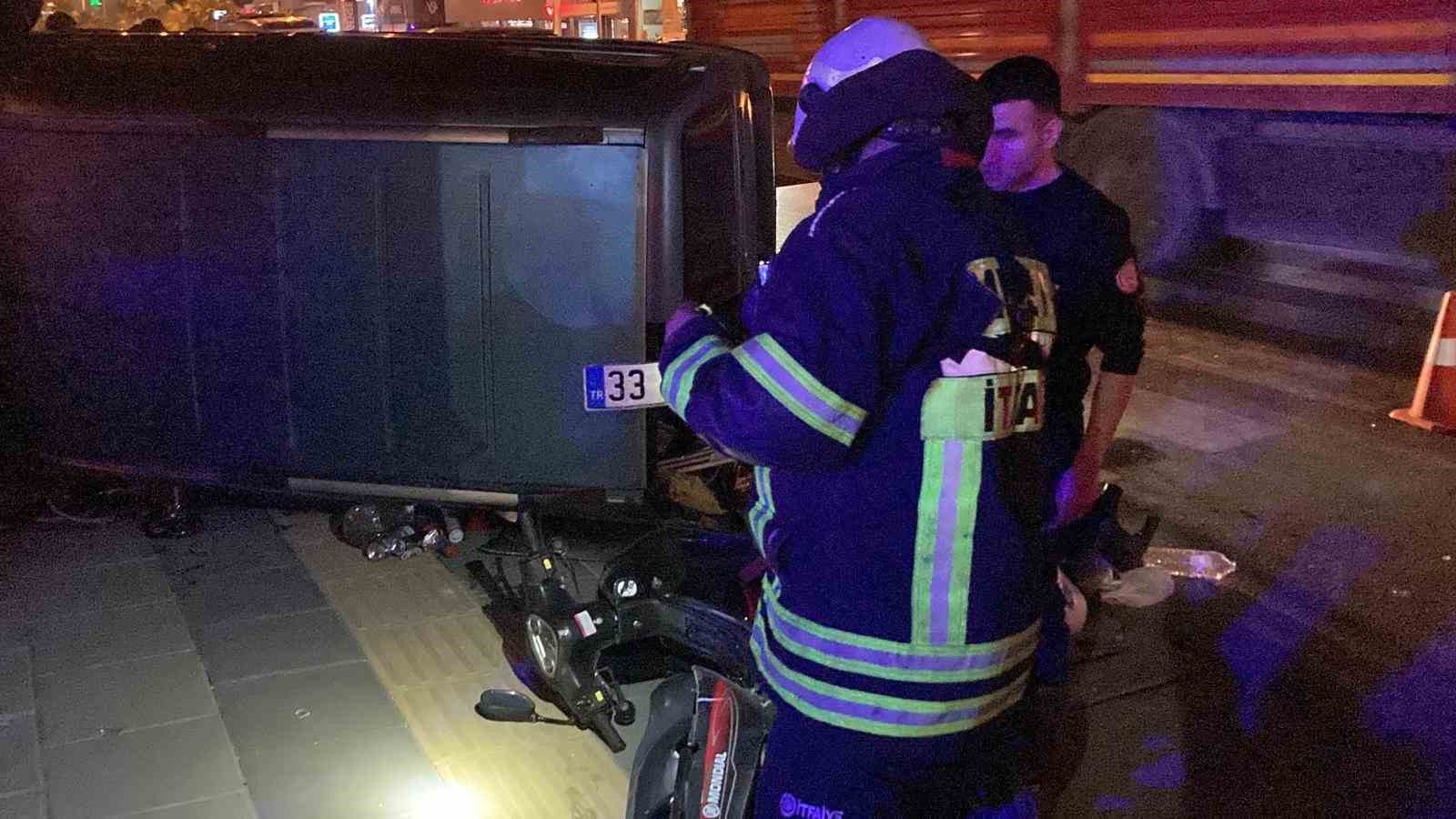 Motosikletle &ccedil;arpışan hafif ticari ara&ccedil; devrildi: 3 yaralı
