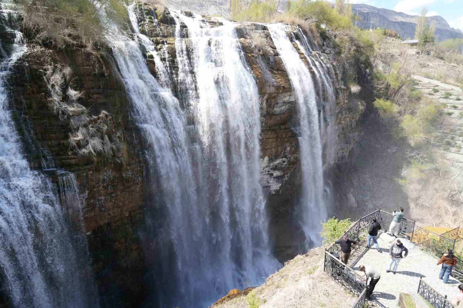Tortum Şelalesi baharın gelişiyle coştu
