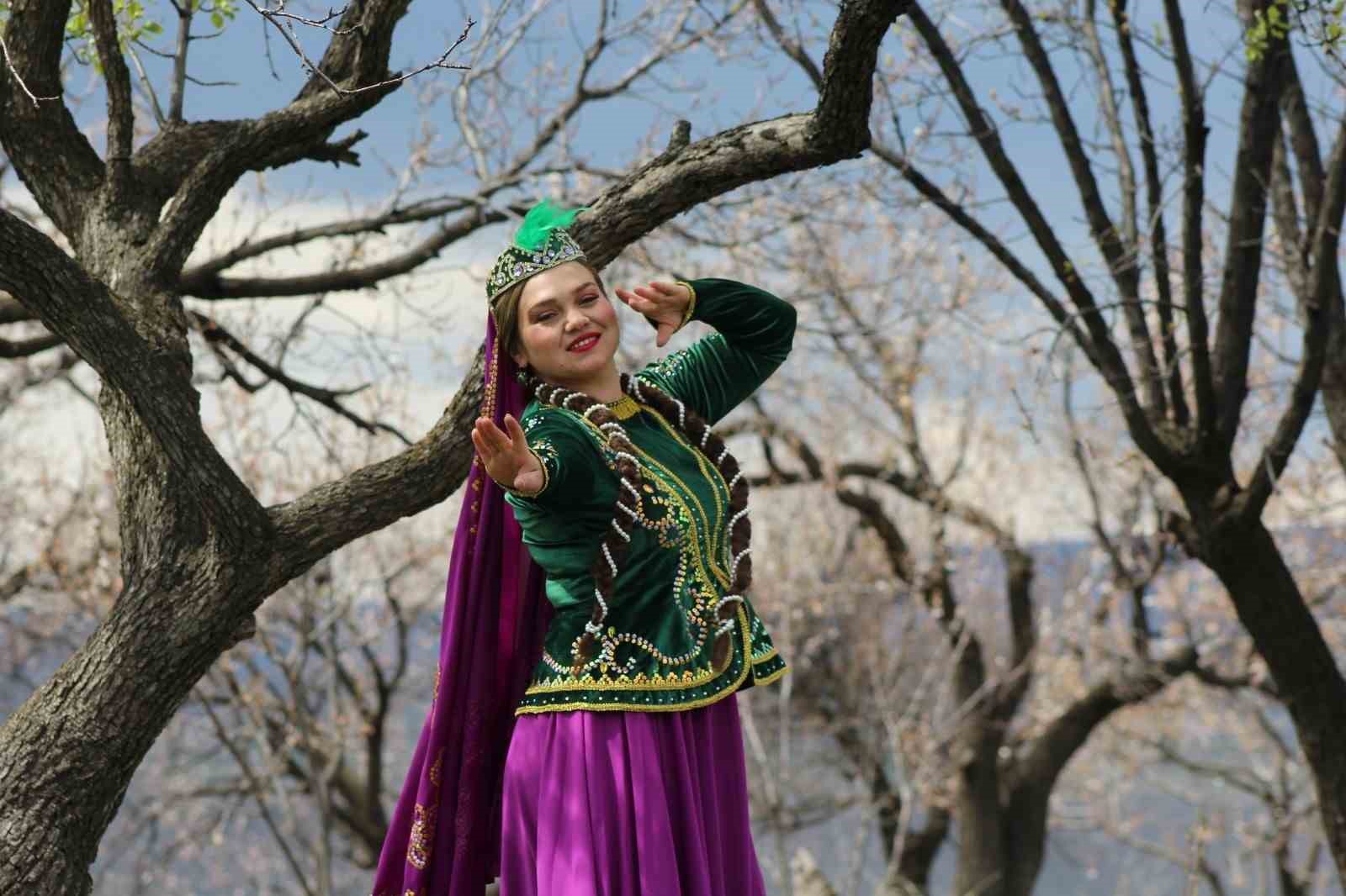 Kars&rsquo;ta &ccedil;i&ccedil;ek a&ccedil;an bağlarda Kafkas dansı g&ouml;rsel ş&ouml;lene d&ouml;n&uuml;şt&uuml;
