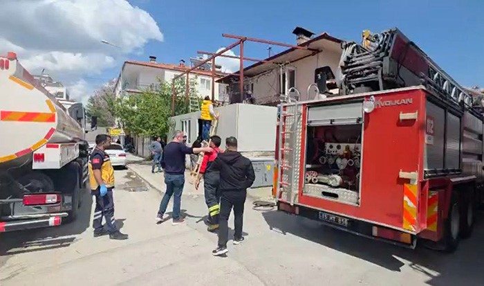 Burdur’da evin bitişiğindeki depoda yangın korkuttu