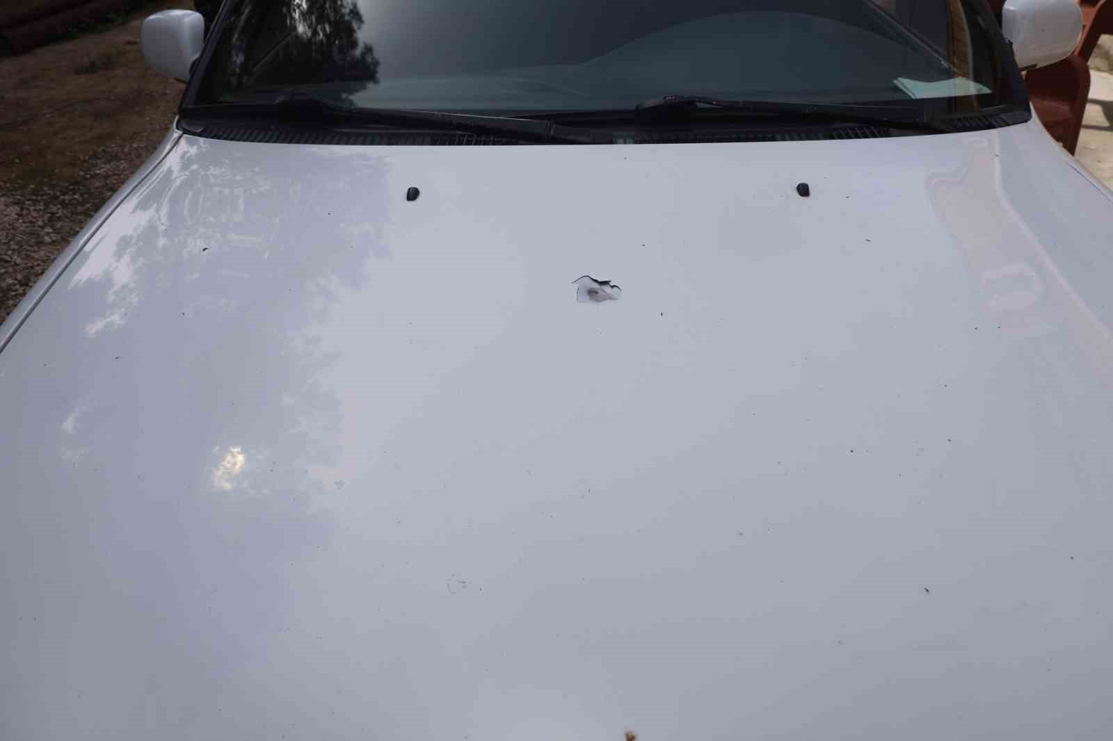 Sesle panik ve korku yaşayan vatandaşın aracına yorgun mermi isabet etti
