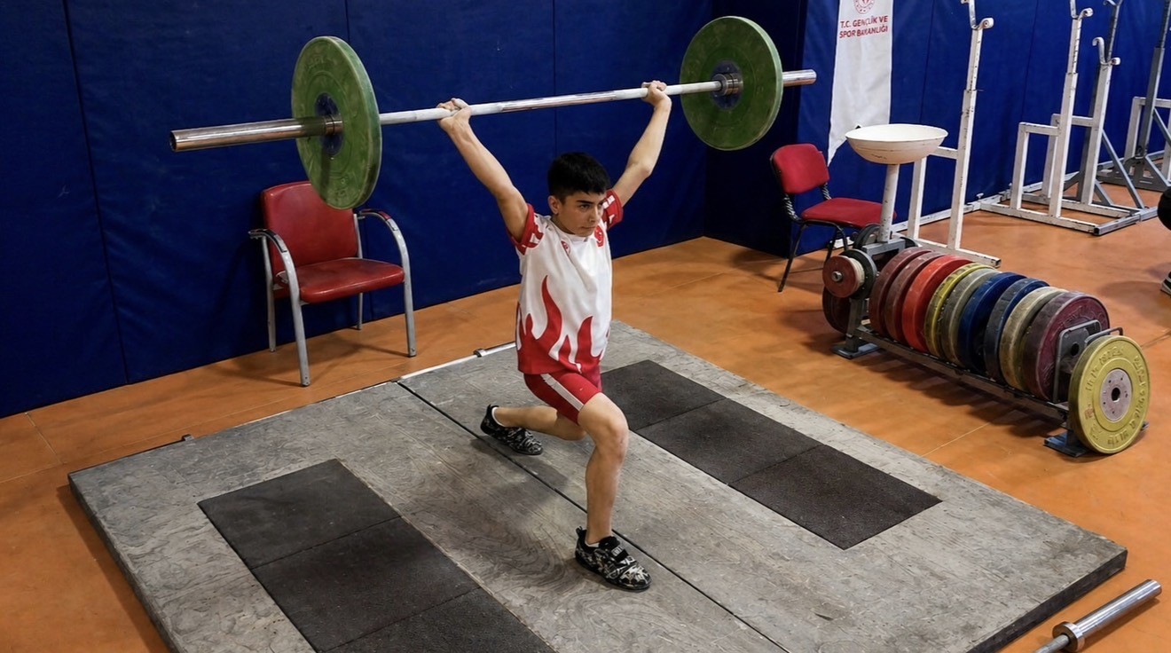 Azimle başladığı halterde 12 yaşında T&uuml;rkiye şampiyonluğuna ulaştı
