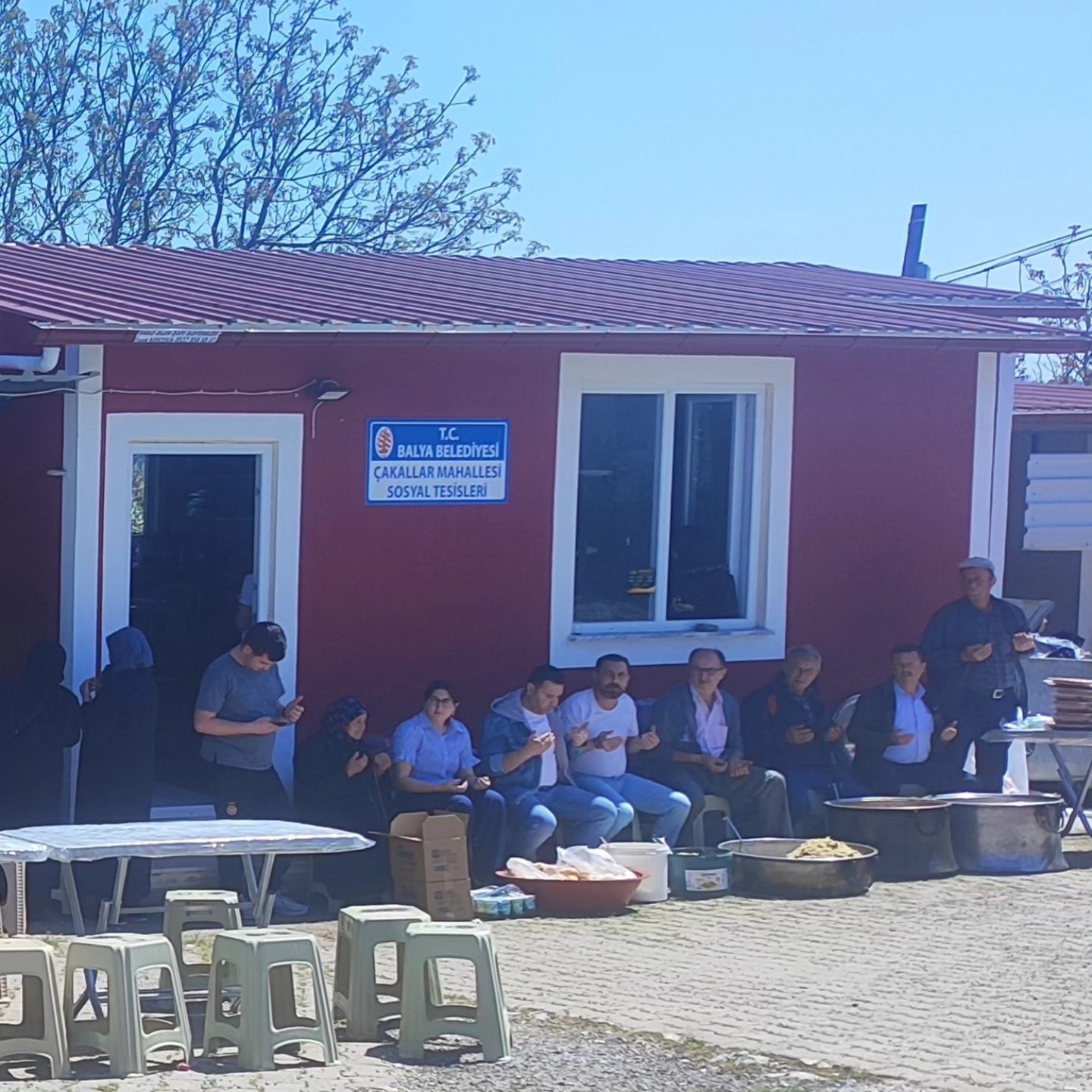 &Ccedil;akallar k&ouml;y hayrında eller yağmur i&ccedil;in semaya kalktı
