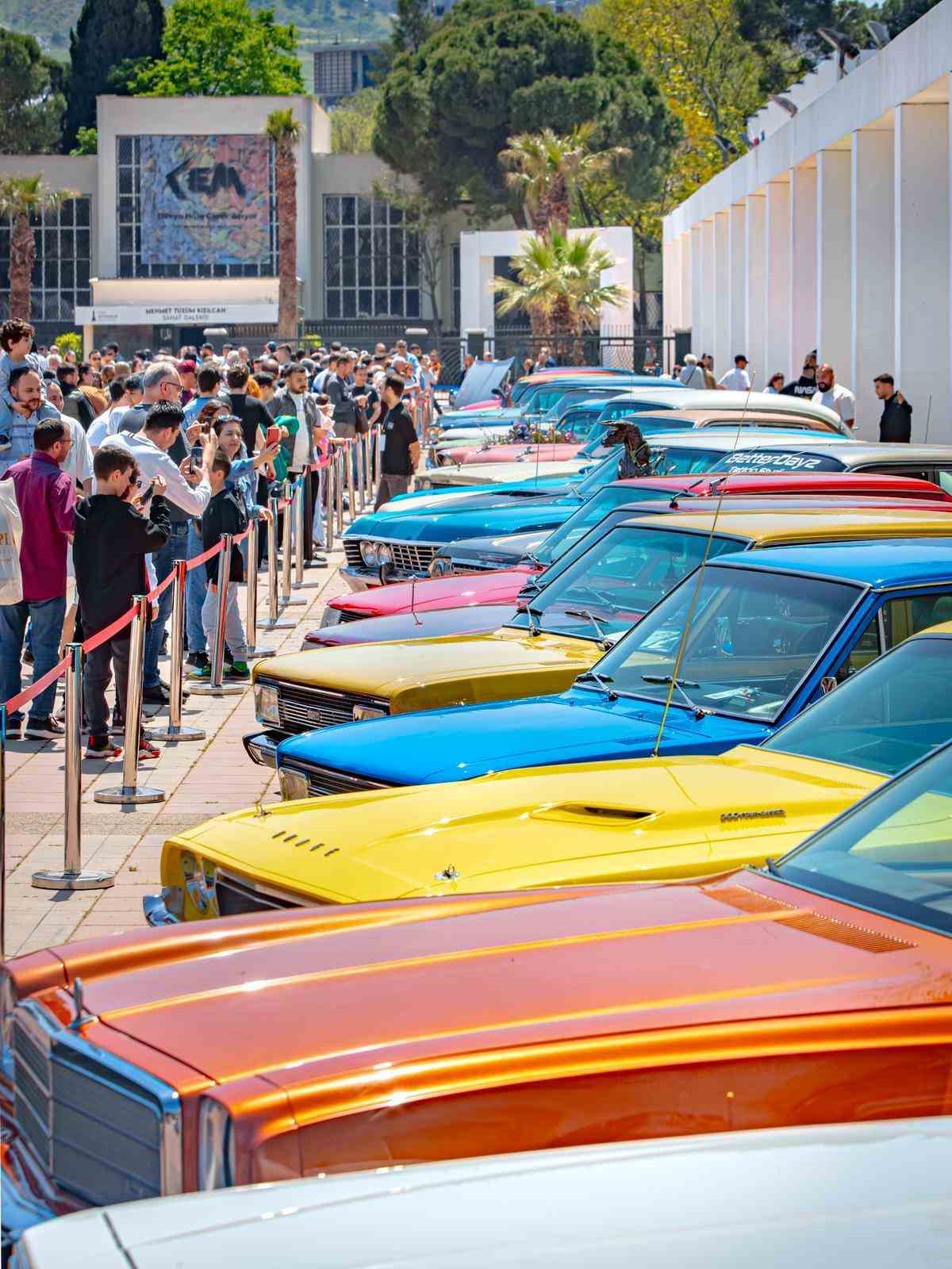 Klasik Otomobil Sergisi ziyaret&ccedil;ilerini zaman yolculuğuna &ccedil;ıkardı
