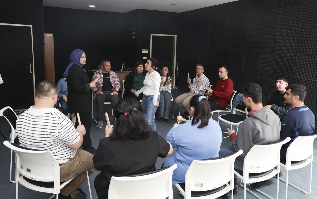 M&uuml;zikle engeller aşılıyor
