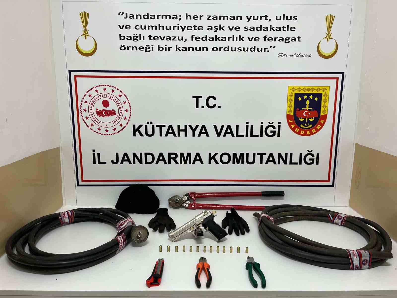 K&uuml;tahya&rsquo;da kablo hırsızları su&ccedil;&uuml;st&uuml; yakalandı
