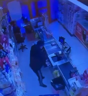 Marketten nakit para ve sigara &ccedil;alan ş&uuml;pheli kameralara yansıdı
