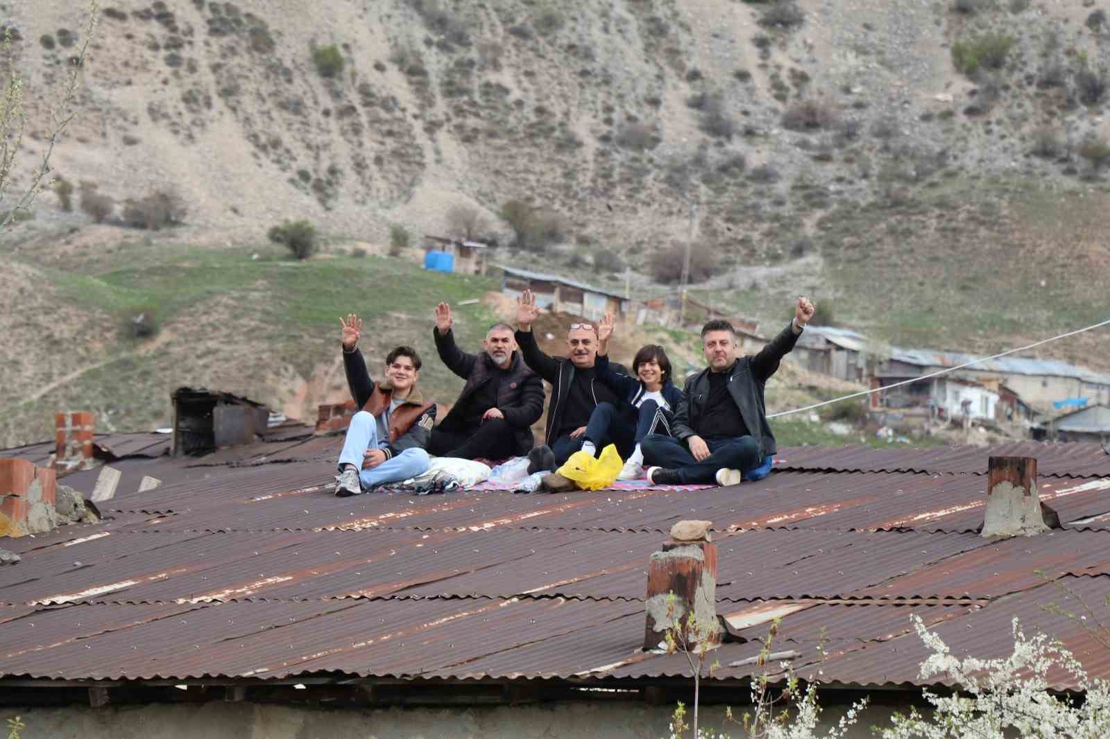&Ccedil;atıda kaygana yiyerek ma&ccedil; izlediler
