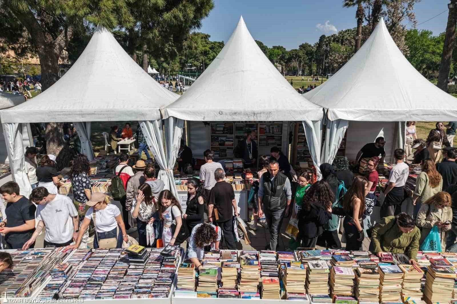 Edebiyatın kalbi İzmir Kültürpark’ta attı