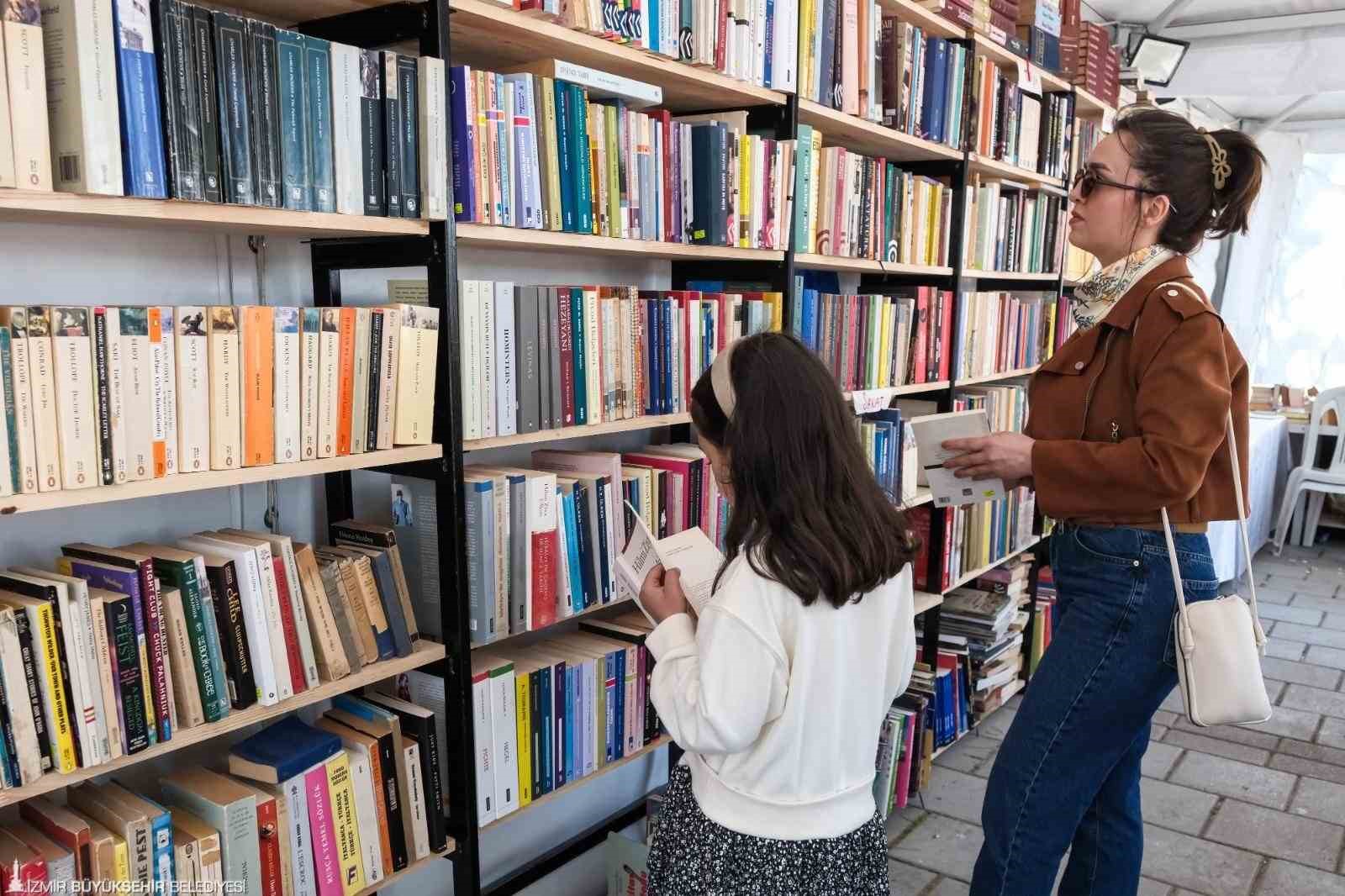 Edebiyatın kalbi İzmir K&uuml;lt&uuml;rpark&rsquo;ta attı
