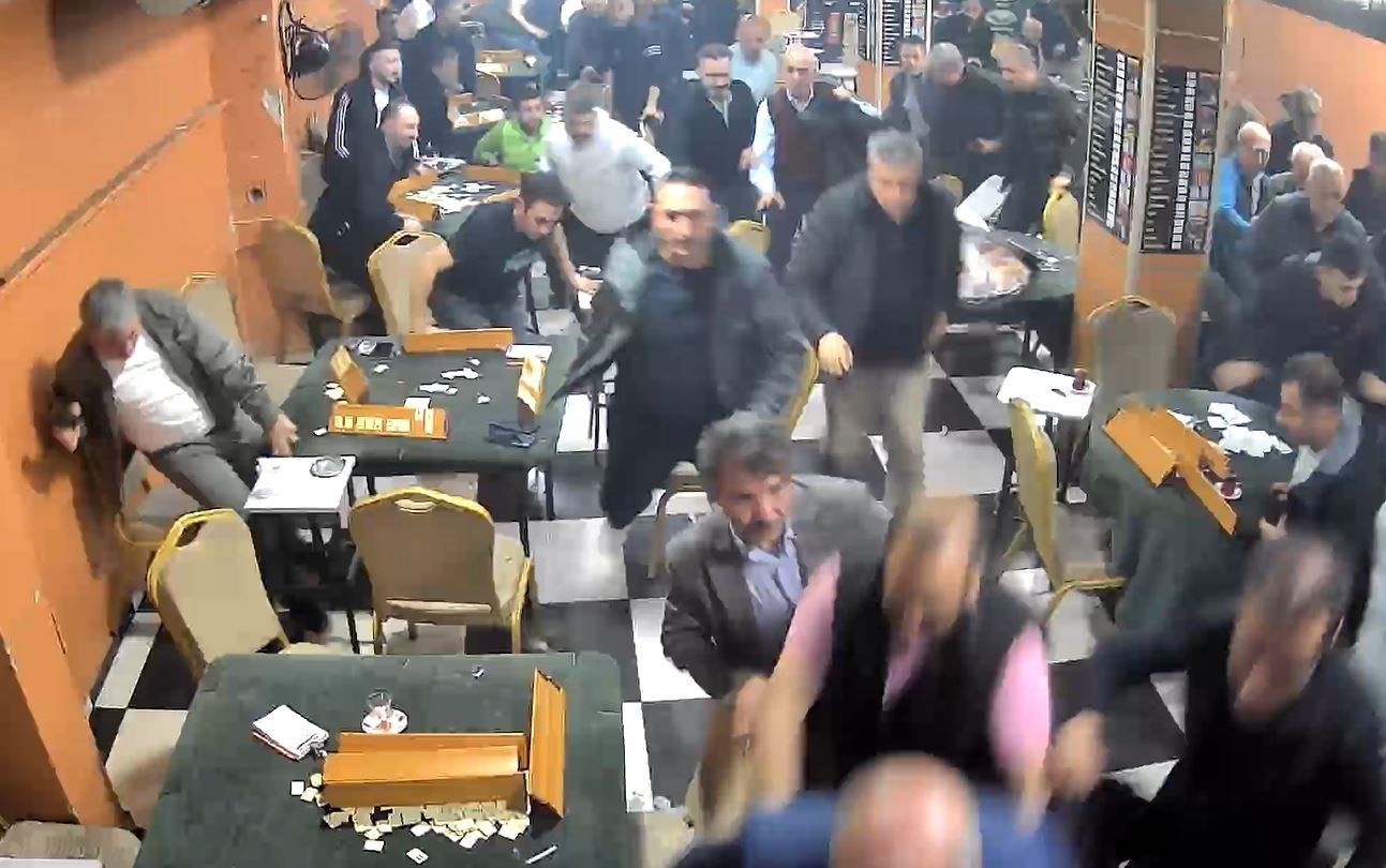 Otomobilden &ccedil;ıkan y&uuml;ksek ses camları titretti kahvehanedekiler deprem korkusu yaşadı
