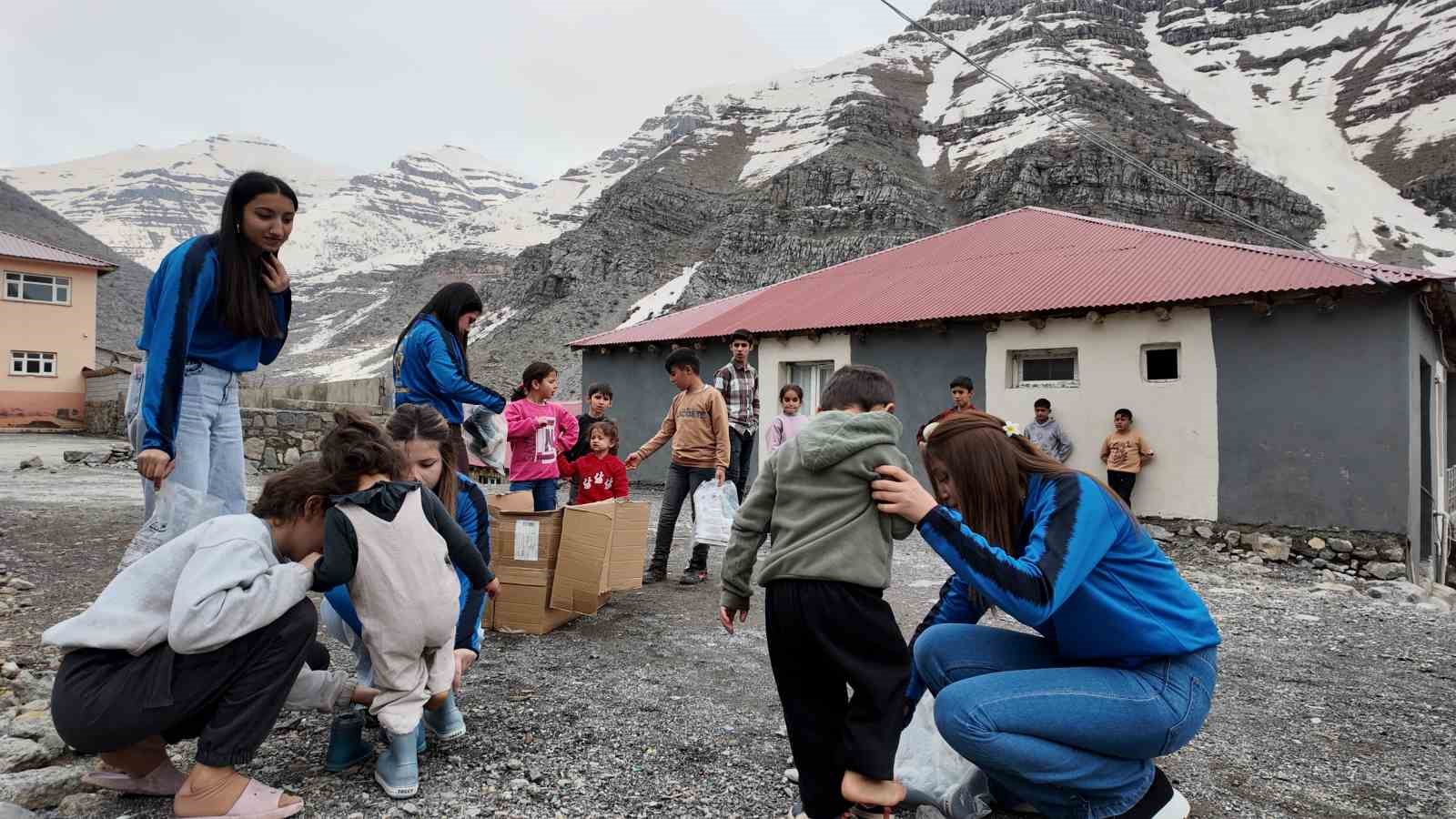 Şırnaklı k&ouml;y &ccedil;ocuklarına anlamlı hediye
