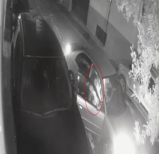 Otomobilden yol kenarına atılan kadının yardım &ccedil;ığlıkları
