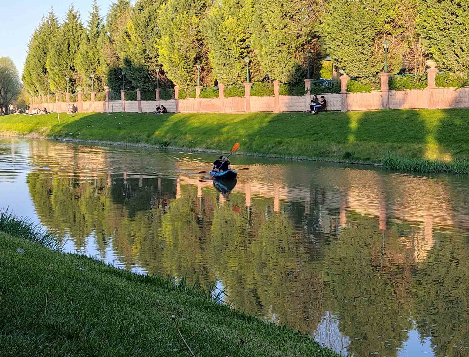Gen&ccedil;lerin Kanlıkavak&rsquo;ta kano keyfi
