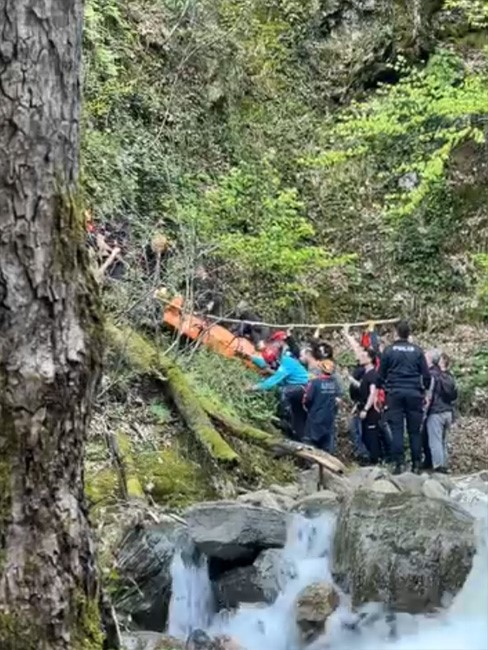 Kalp krizi ge&ccedil;irip dereye d&uuml;şt&uuml;
