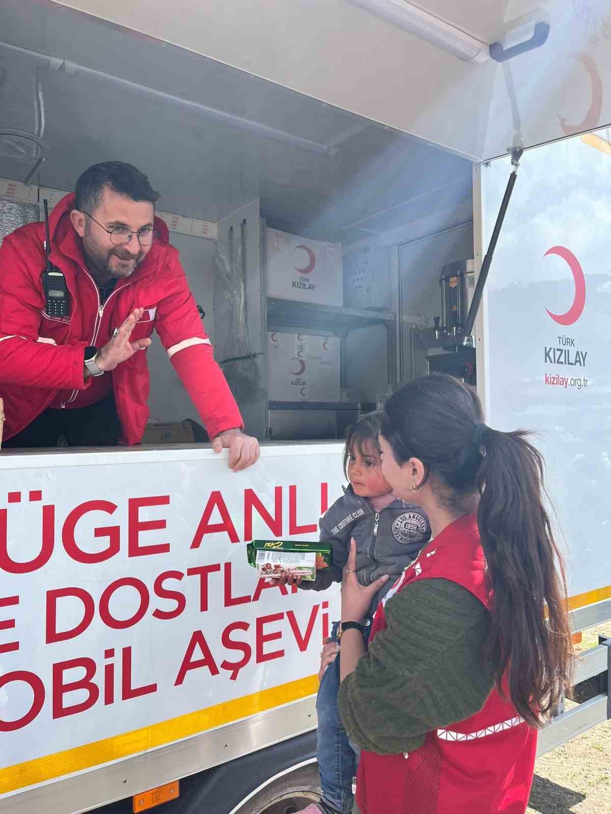 Ağrı&rsquo;da deprem sonrası Kızılay sahada
