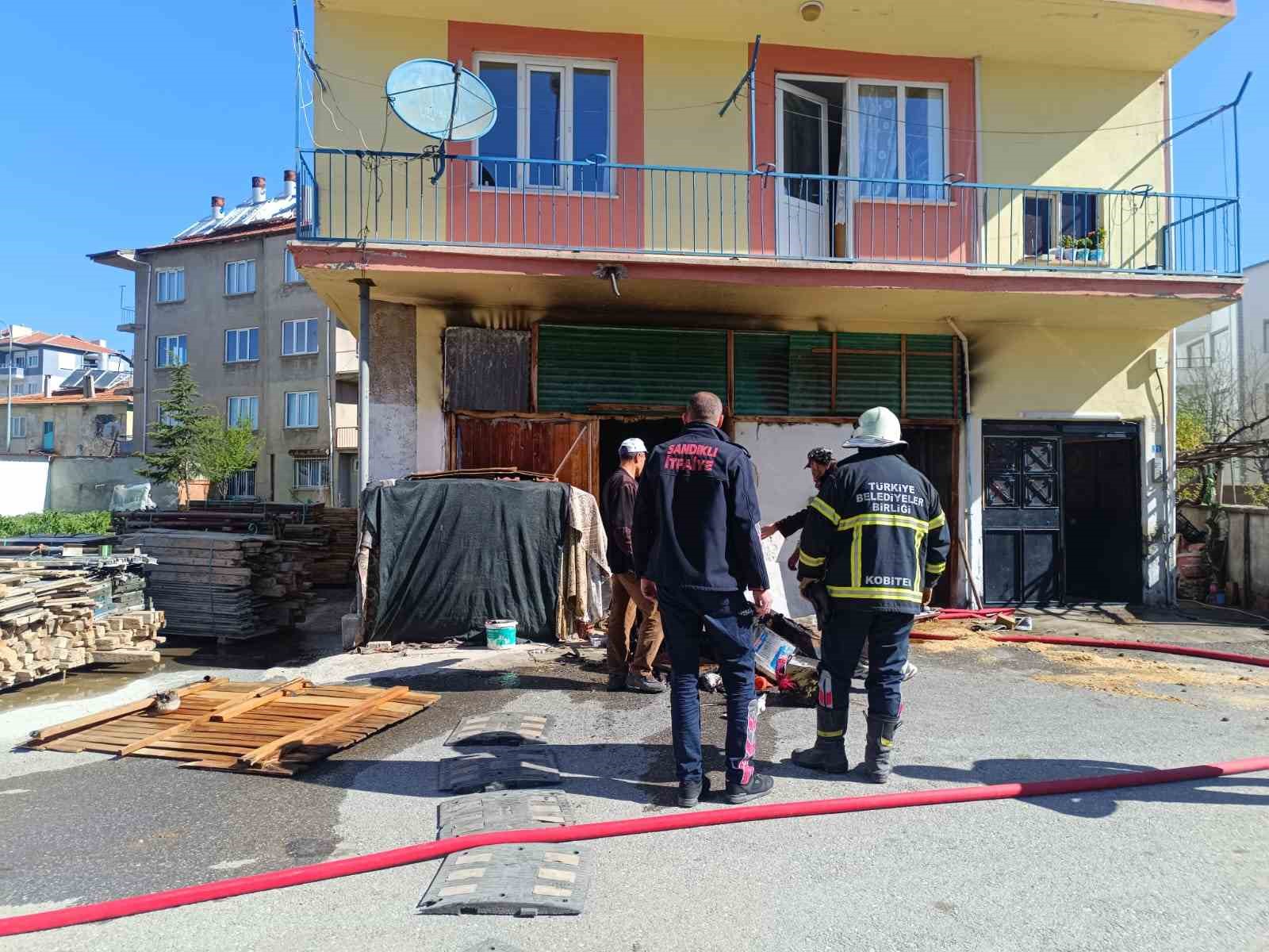 Depoda &ccedil;ıkan yangın b&uuml;y&uuml;meden s&ouml;nd&uuml;r&uuml;ld&uuml;
