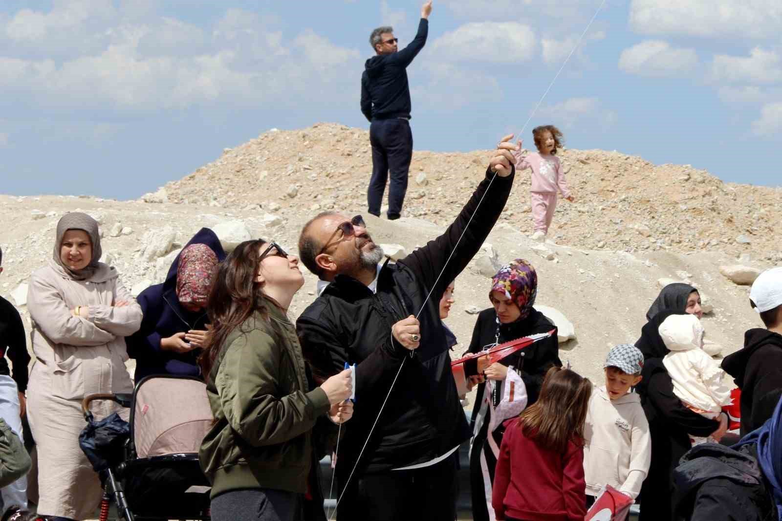 K&uuml;tahya OSB&rsquo;de u&ccedil;urtmalar g&ouml;ky&uuml;z&uuml;n&uuml; renklendirdi
