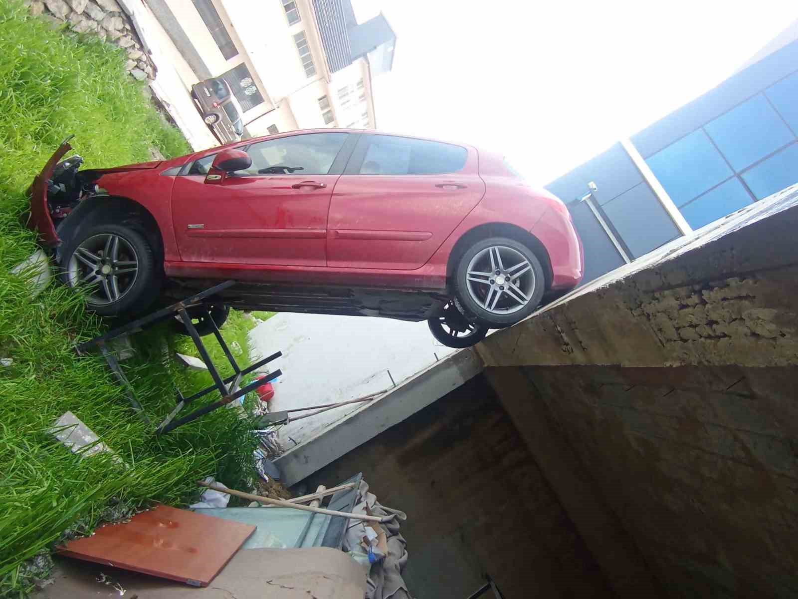 Şarampole u&ccedil;an otomobil dik kaldı: 1 yaralı
