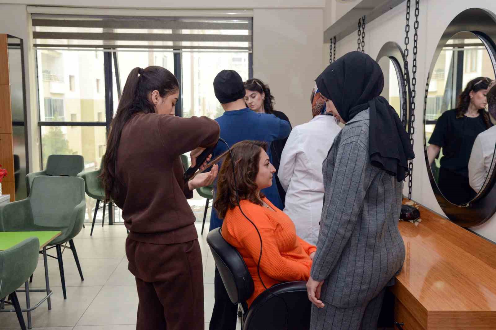 Kadınlar DİSMEK&rsquo;te meslek &ouml;ğreniyor
