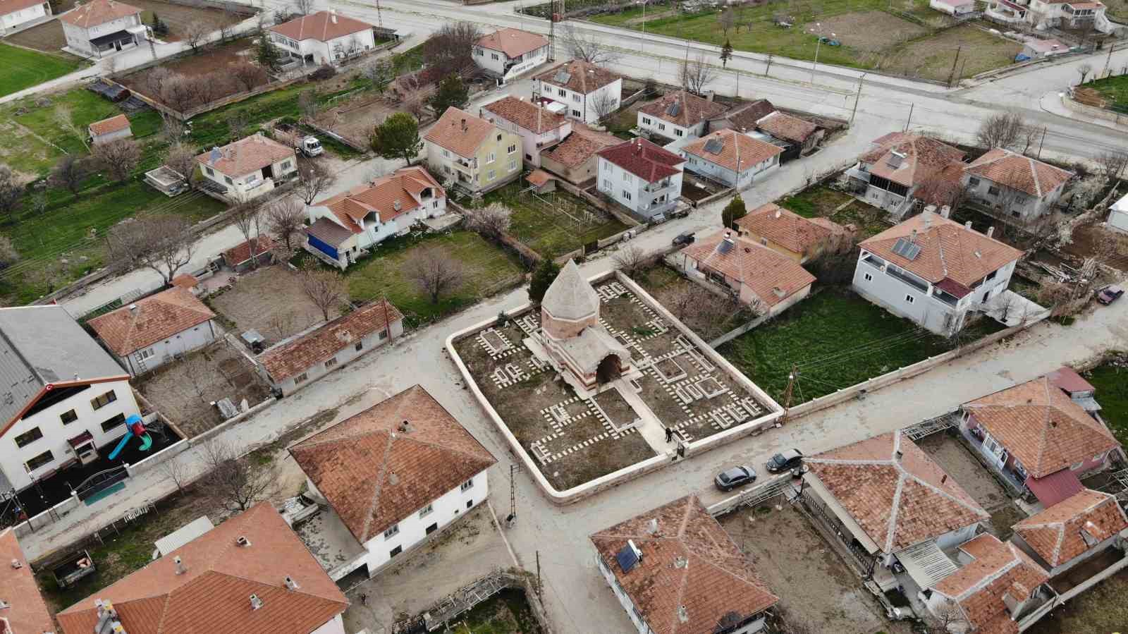 &Ccedil;andır&rsquo;daki 5 asırlık t&uuml;rbe tarihe ışık tutuyor
