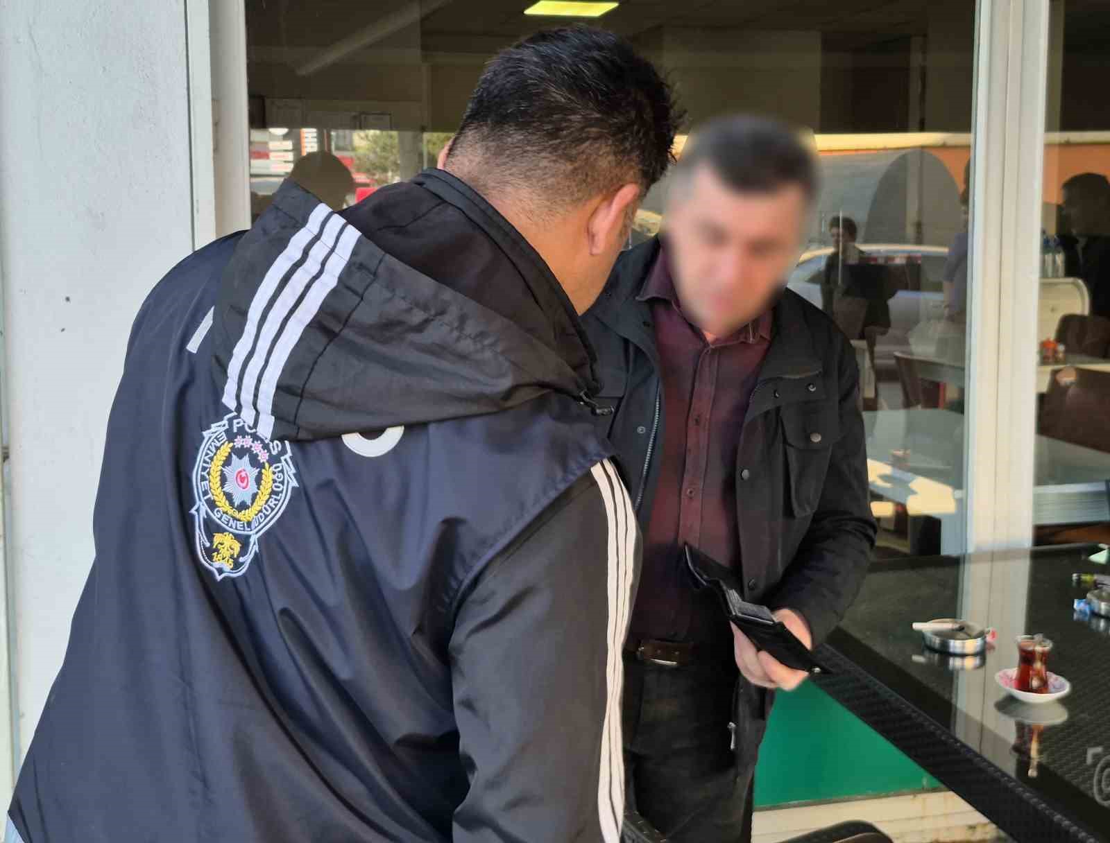 Polis okul &ouml;nlerinde kuş u&ccedil;urtmuyor
