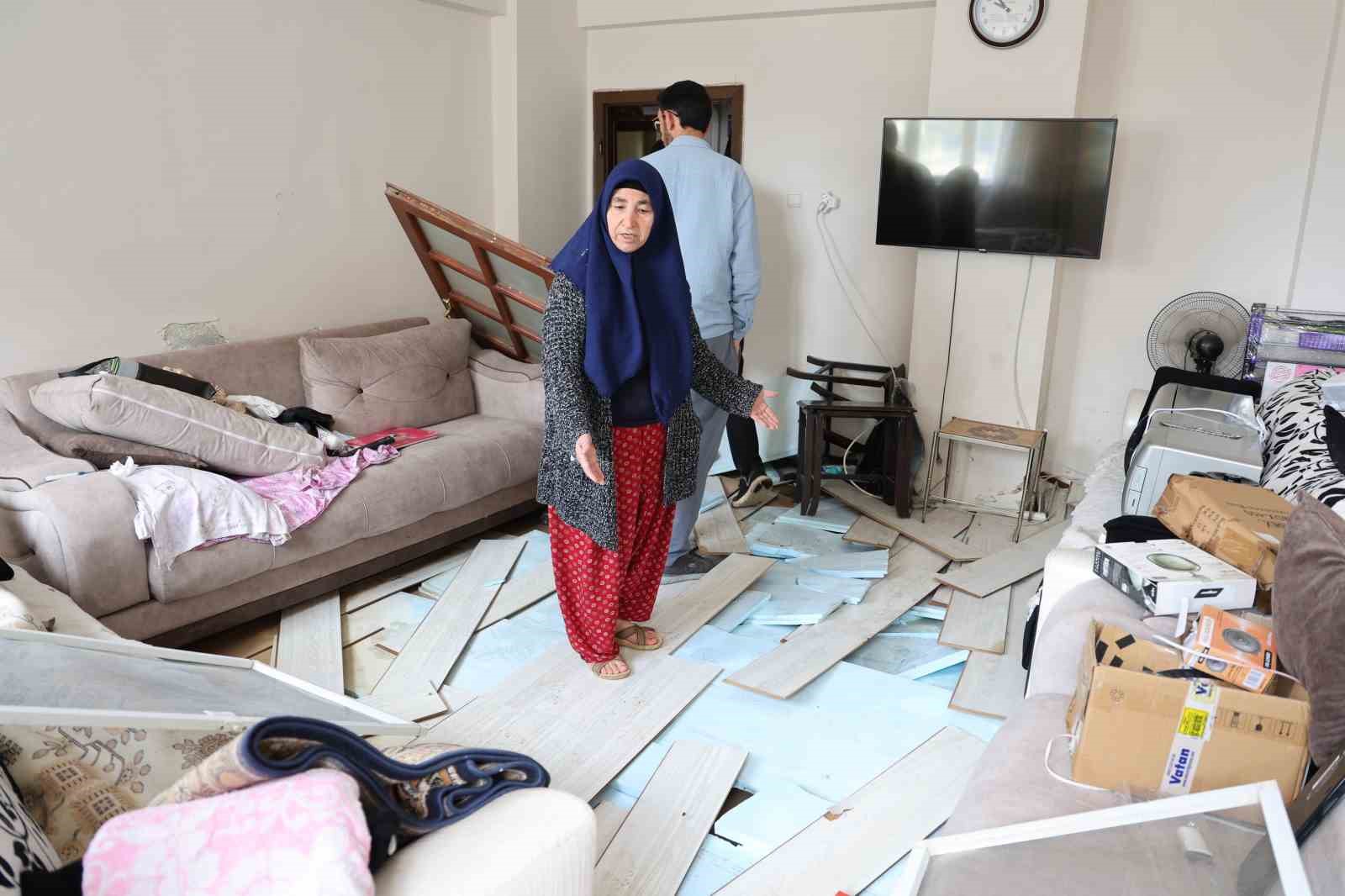 Sağanak ve dolu sonrası bodrum katını su bastı: Eşyalarının &uuml;zerine basarak i&ccedil;eri girdiler
