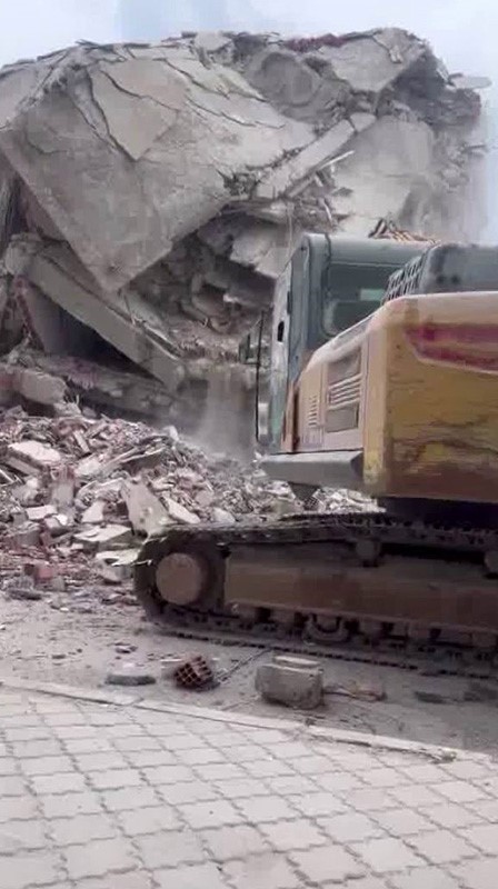 Diyarbakır&rsquo;da ağır hasarlı binalar yıkılıyor
