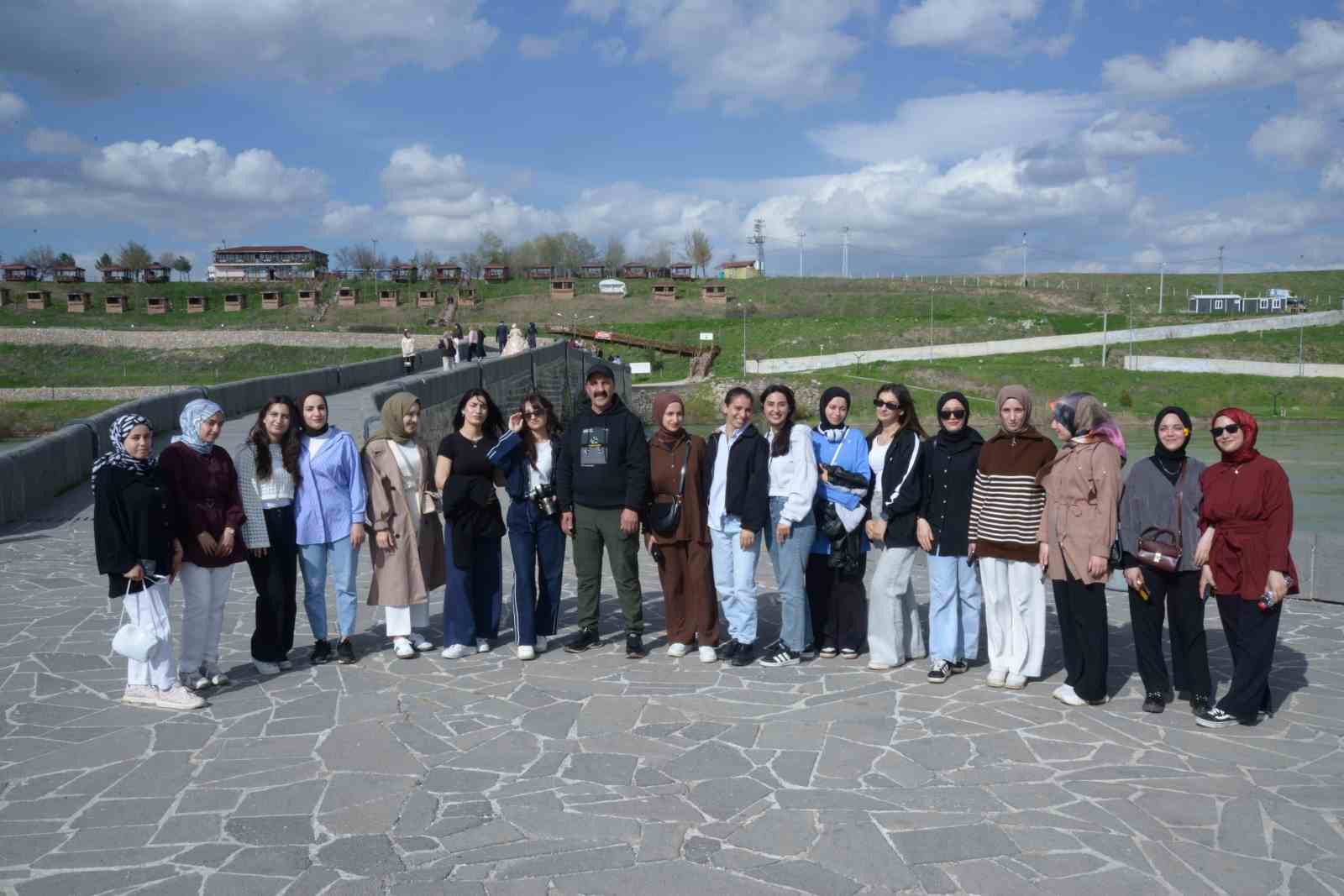 &Uuml;niversiteli gen&ccedil;ler fotoğraf&ccedil;ılık kursuyla Muş&rsquo;u keşfediyor
