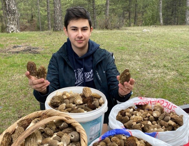 Baba ve oğlunun y&uuml;z&uuml;n&uuml; g&uuml;ld&uuml;ren mantar avı
