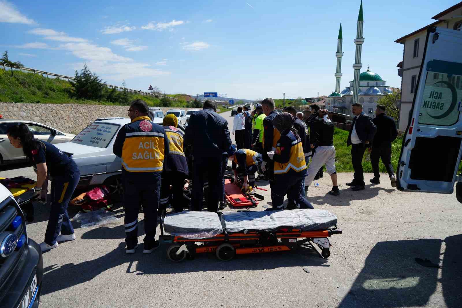 Trakt&ouml;r ile otomobil kafa kafaya &ccedil;arpıştı: 5 yaralı
