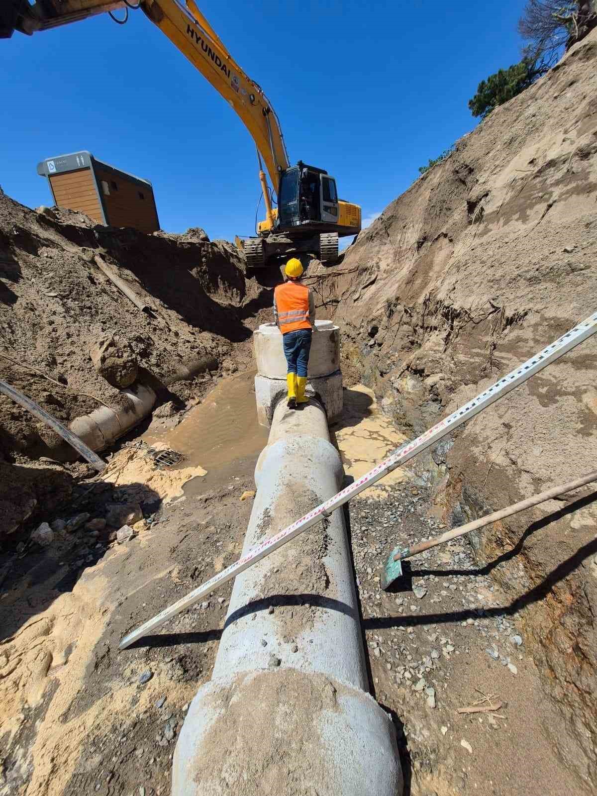 Burhaniye&rsquo;de sezon &ouml;ncesi &Ouml;ren Plajında alt yapı &ccedil;alışmalarına başlandı
