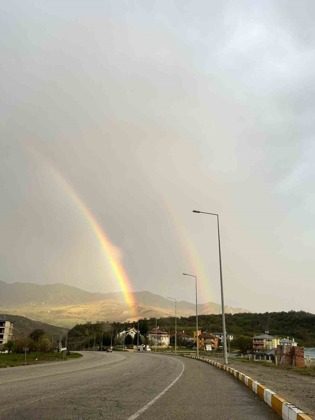 Tunceli&rsquo;de g&ouml;kkuşağı g&ouml;rsel ş&ouml;len sundu
