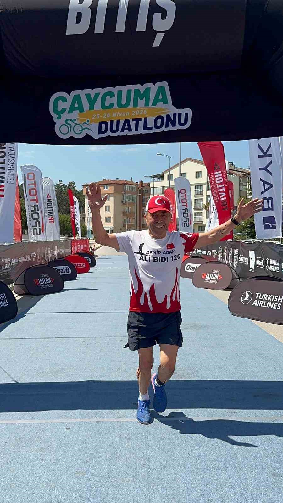 75 yaş &uuml;st&uuml; kategoride birinci olan milli sporcu Ali Bıdı T&uuml;rkiye Kupası sahibi oldu
