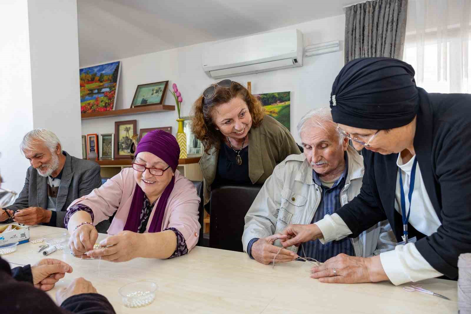 Manavgat&rsquo;ta huzurevi sakinlerine y&ouml;nelik el sanatları etkinliği d&uuml;zenlendi
