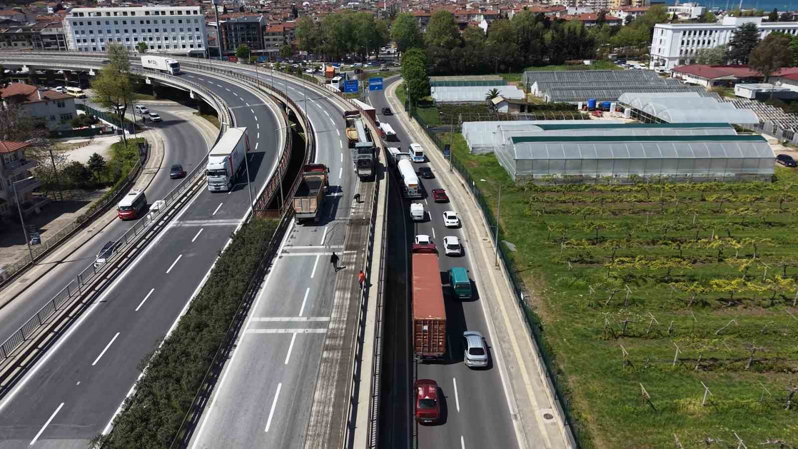 Yalova&rsquo;da k&ouml;pr&uuml;l&uuml; kavşakta &ccedil;alışma nedeniyle trafik yoğunluğu
