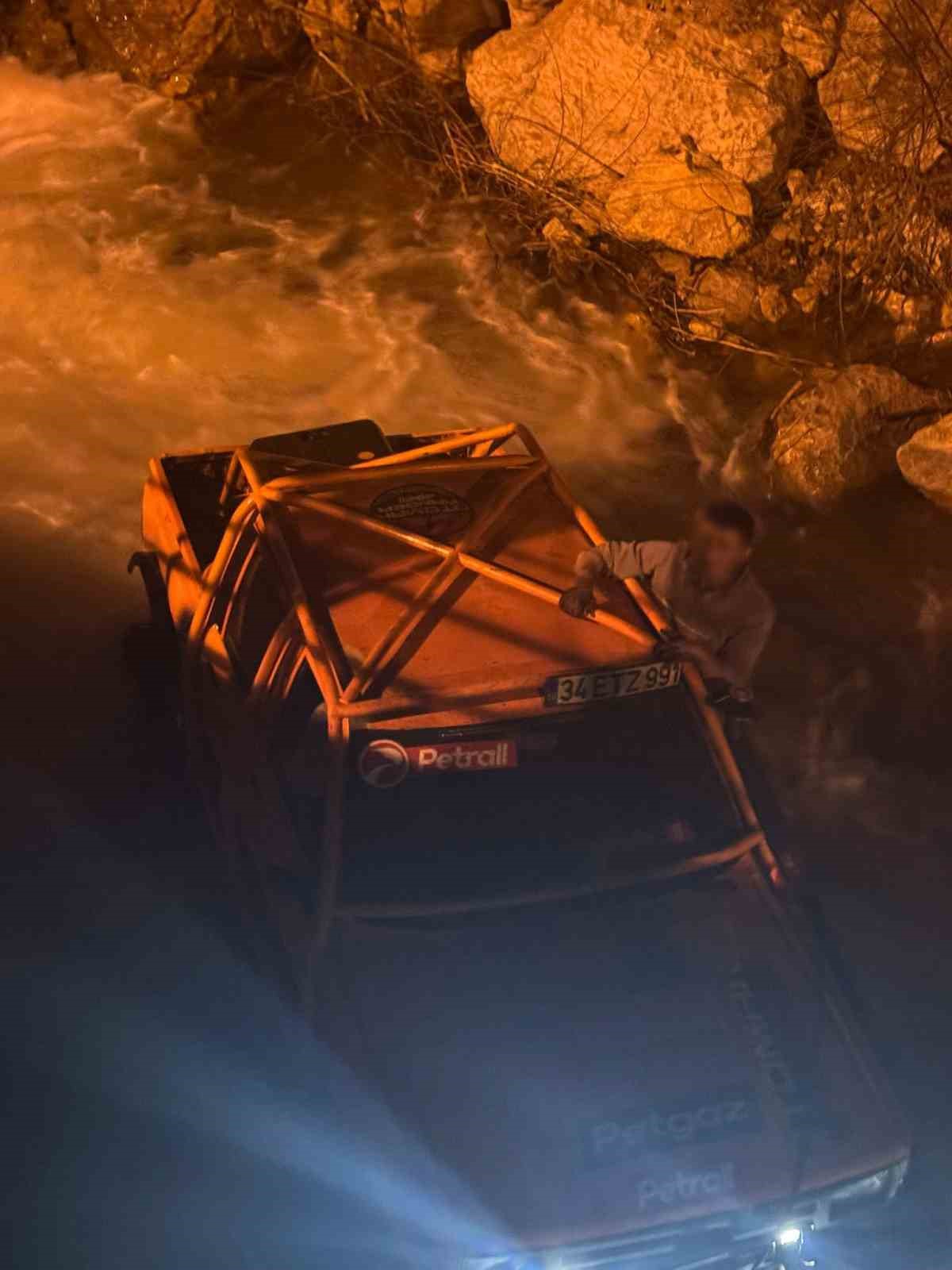 Karab&uuml;k&rsquo;te tehlikeli adrenalin: Gen&ccedil;lerin bazıları trafikte tehlikeli akrobasi yaptı, diğeri şelale sularında mahsur kaldı
