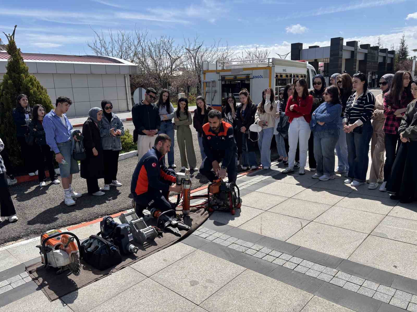 &Ouml;ğrenciler AFAD g&ouml;n&uuml;ll&uuml;l&uuml;k eğitimi ile bilin&ccedil;leniyor
