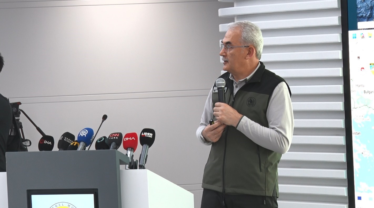 Bakan Yumaklı: "Orman yangınlarıyla m&uuml;cadelede 28 u&ccedil;ak, 119 helikopter ve 14 İHA ile m&uuml;cadeleyi y&uuml;r&uuml;teceğiz"
