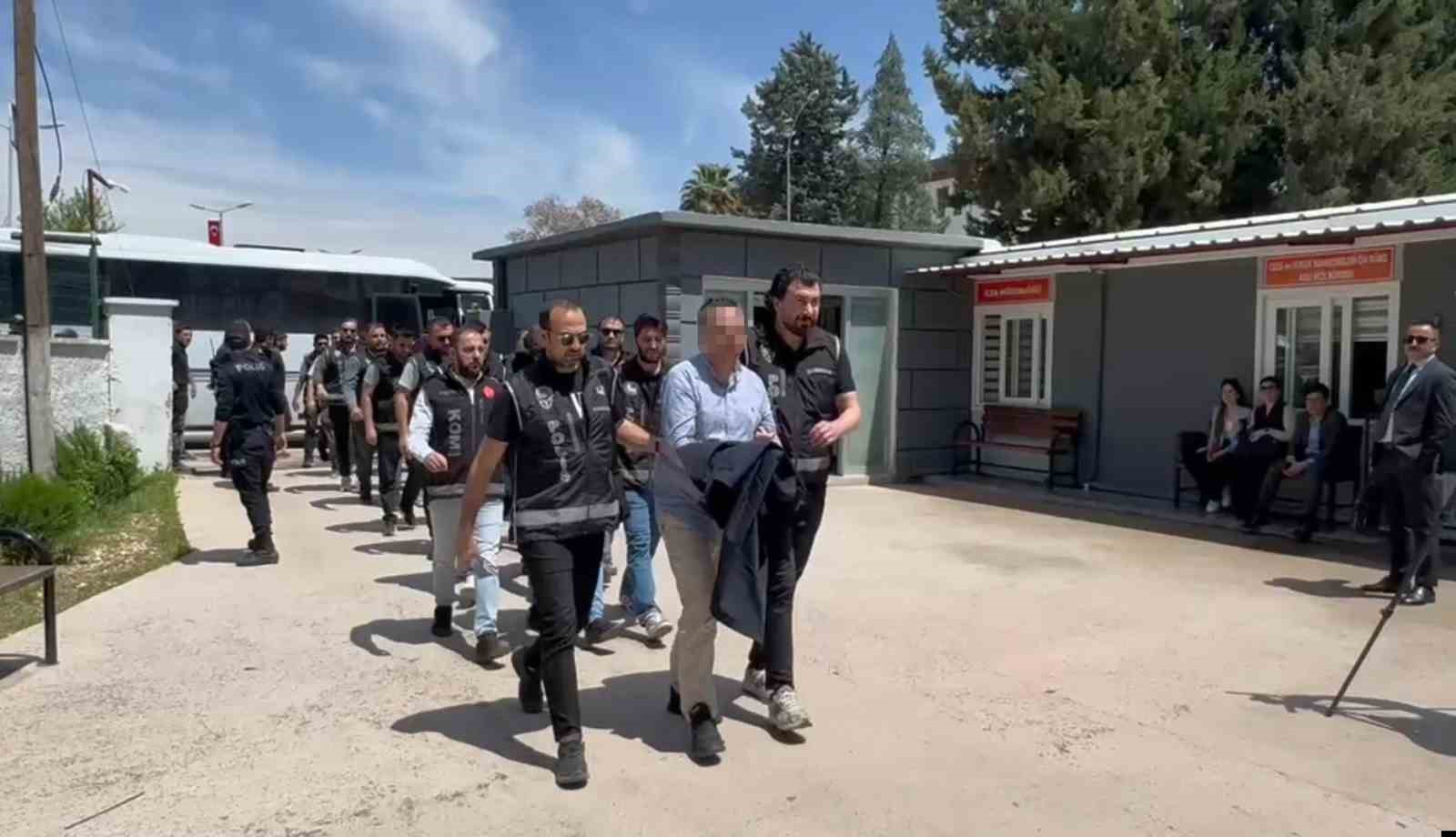 Halfeti Belediyesine operasyonda g&ouml;zaltına alınan ş&uuml;pheliler adliyeye sevk edildi
