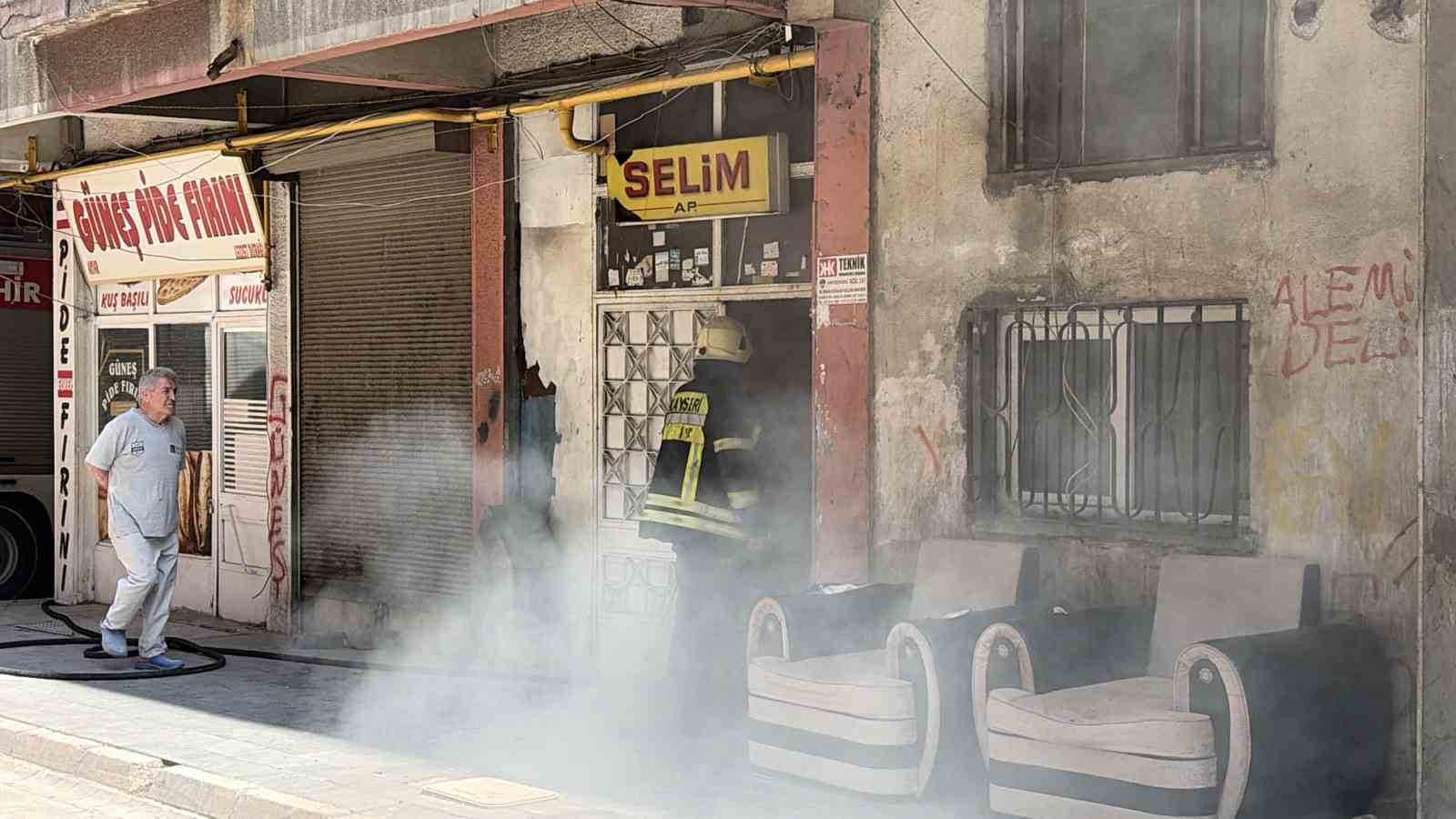 Kayseri&rsquo;de 5 katlı binada yangın &ccedil;ıktı: 1&rsquo;i bebek 5 kişi kurtarıldı
