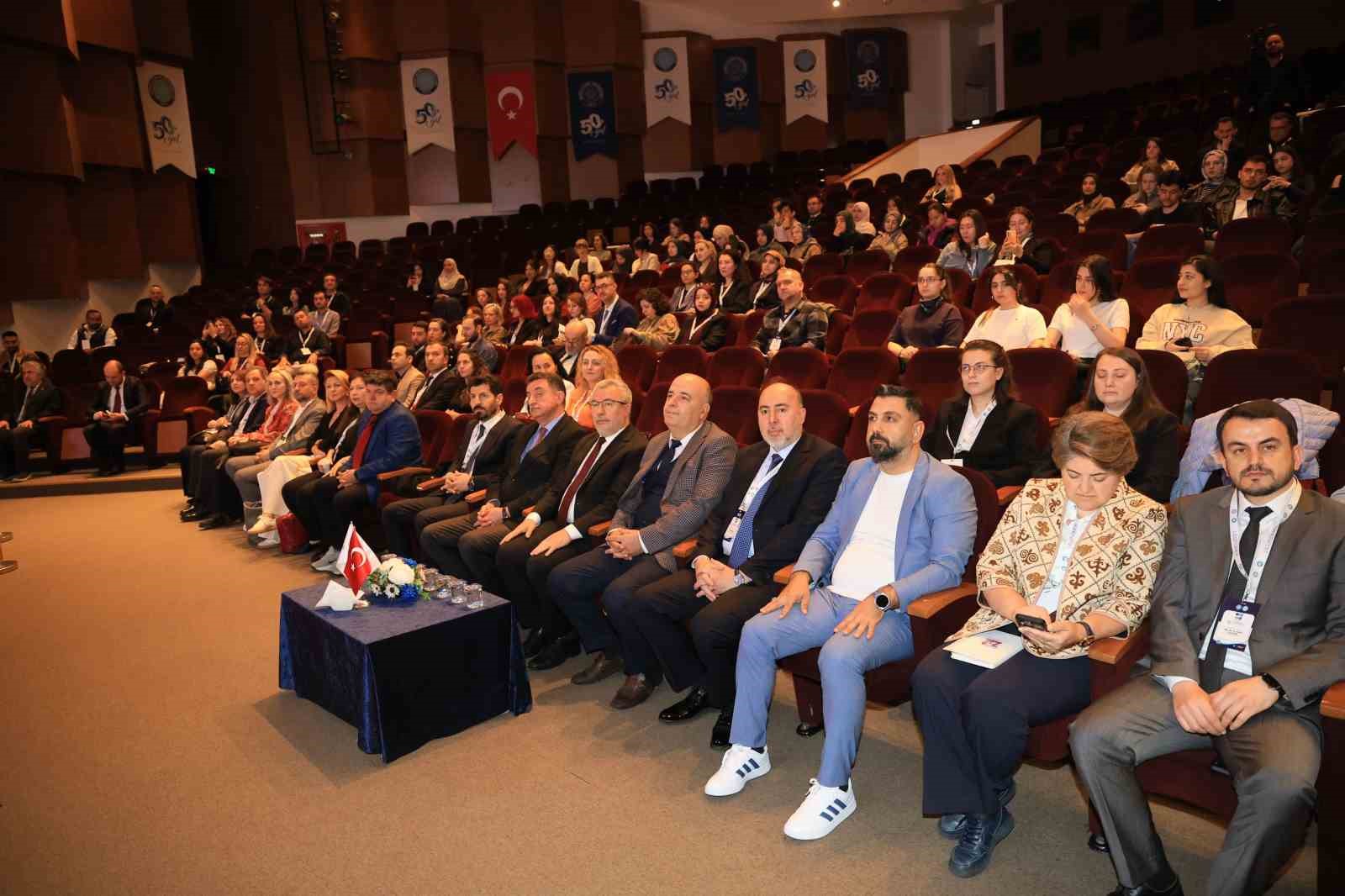 BU&Uuml;&rsquo;de T&uuml;rk&ccedil;enin geleceği konuşuldu
