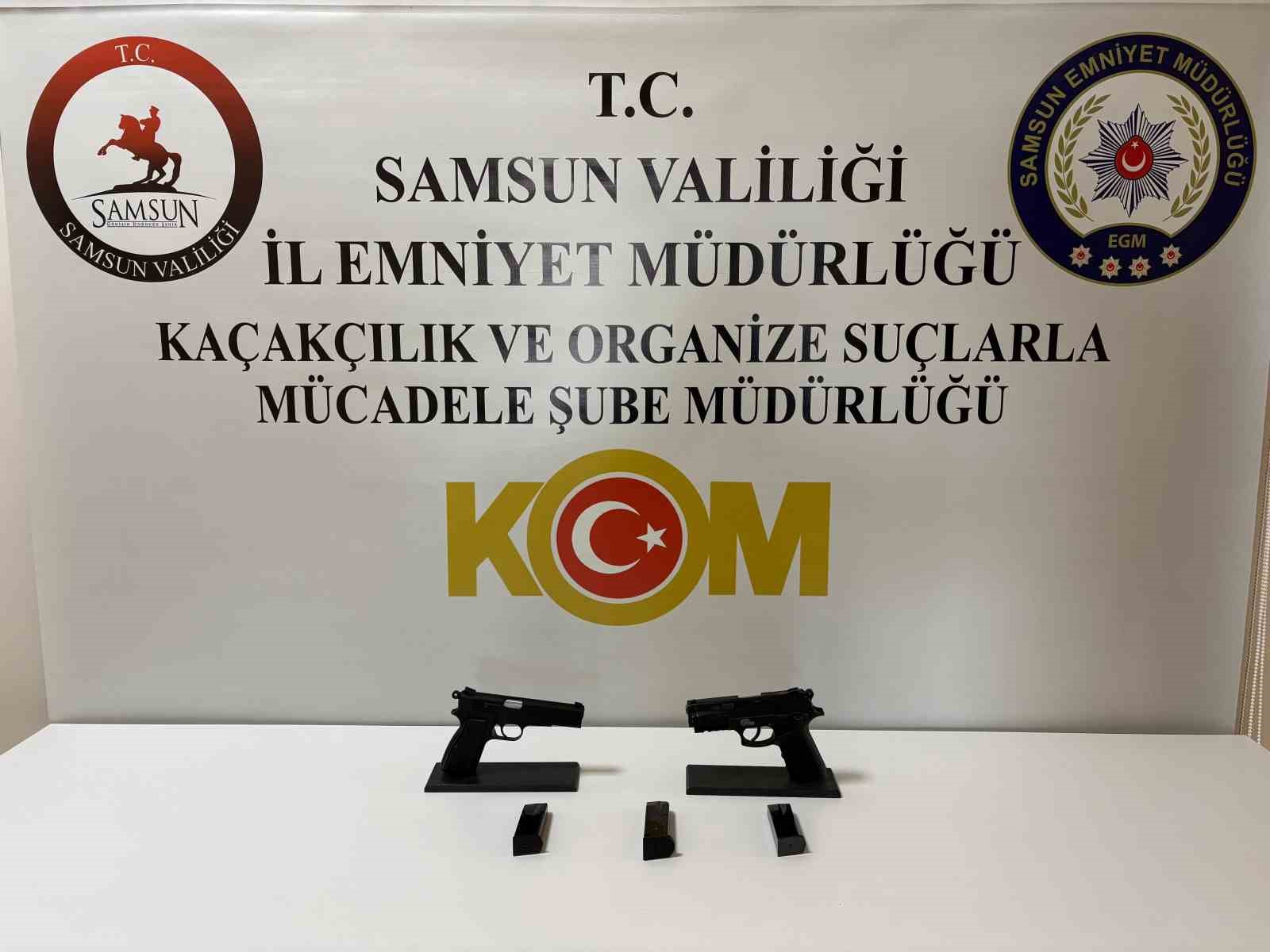 Koliden ve halıdan silah &ccedil;ıktı: Ara&ccedil;ta şaşırtan gizleme y&ouml;ntemi
